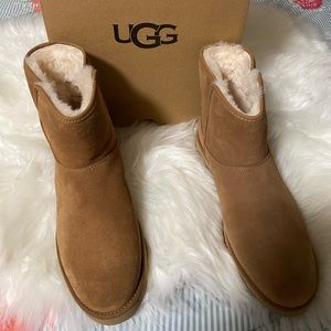 New in BOX Ugg  W Cory II